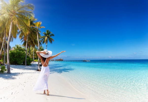 Laguna turchese e spiaggia di sabbia bianca nell'arcipelago delle Maldive