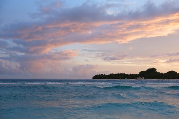 Atollo di Rashdoo alle Maldive con laguna e barriera corallina, Oceano Indiano
