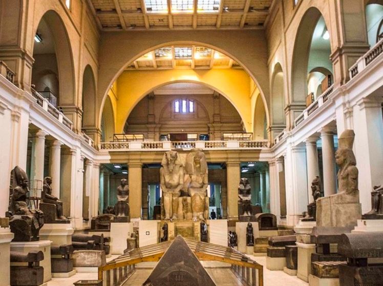 la sala di ingresso del museo egizio del cairo