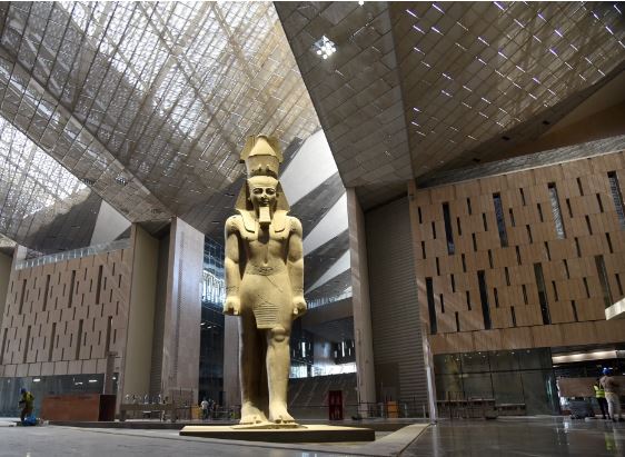sala nuovo museo egizio cairo ramses II giza dove si trova la mummia di Tutankhamon