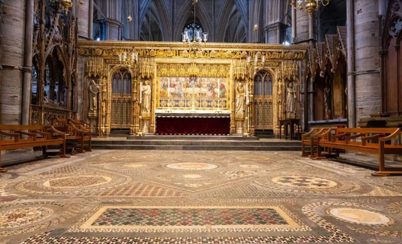 il pavimento a mosaico cosmati dentro all'abbazia di Westminster