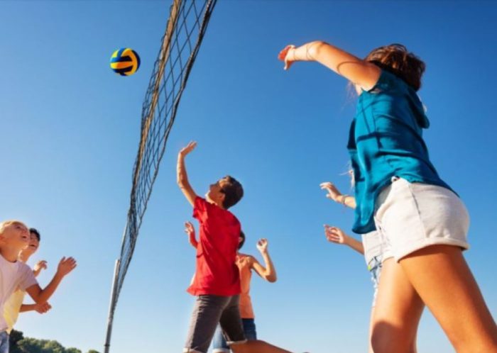ragazzi giocano a pallavolo in spiaggia a Malta durante le vacanze studio estive