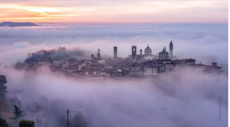 Città Ata a Bergamo avvolta nella nebbia all'alba