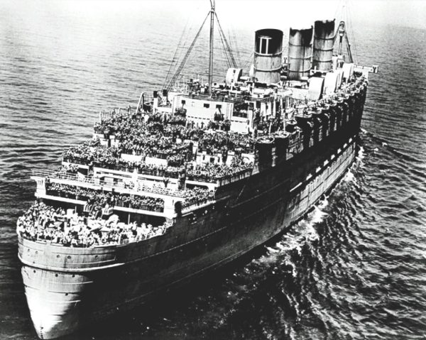 La-Queen-Mary-adibita-al-trasporto-truppe-durante-la-seconda-guerra-Mondiale