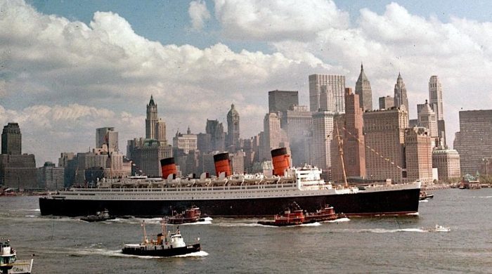 La-Queen-Mary-slpa-dal-porto-di-New-York-per-una-delle-sue-traversate-transatlantiche