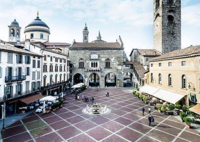 Piazza-vecchia-a-Bergamo