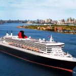 Queen-Mary-2-solca-il-mare-vicino-a-Manhattan