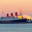 La Queen Mary ormeggiata nel porto di Long Beach, California transatlantico Cunard del 1934 ora hotel e museo