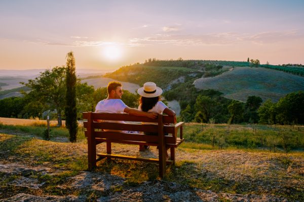 le colline italiane dalla toscana al piacentino offrono tramonti romantici ideali per una luna di miele