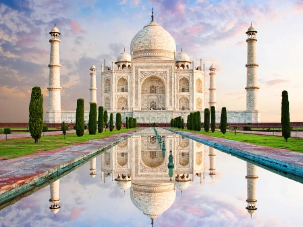 il Taj Mahal incanta con la sua straordinaria bellezza