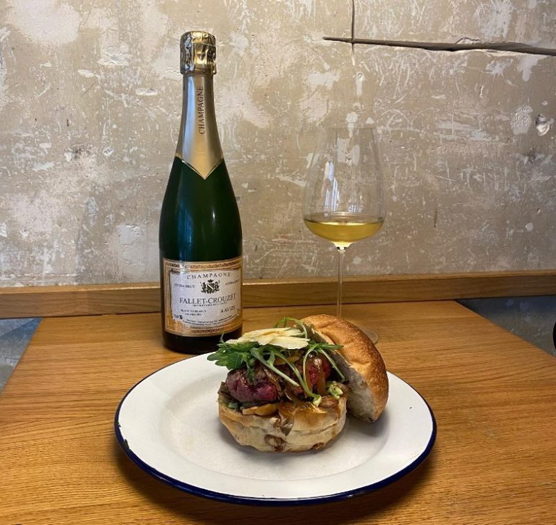 Connubio tra champagne e hamburger da Sacre Burger