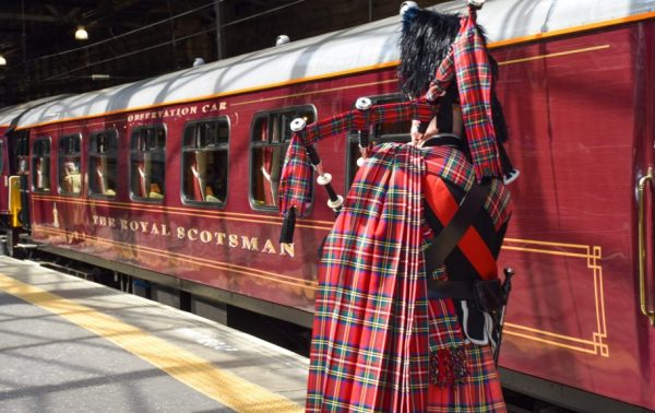 Il-treno-Royal-Scotsman-alla-stazione-di-parteza