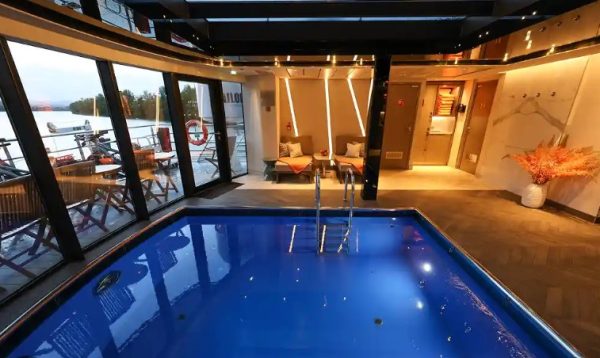 La piscina a bordo della Riverside Ravel