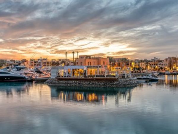 La Marina di Abu Tig con i suoi ristoranti e negozi anima della località