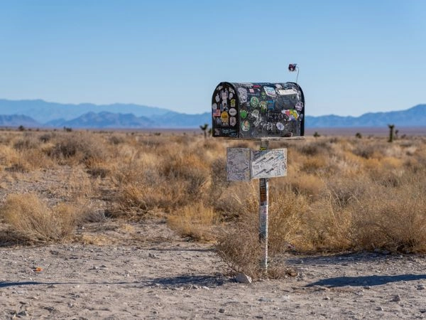 Fotografare la Black Mailbox nel deserto del Nevada