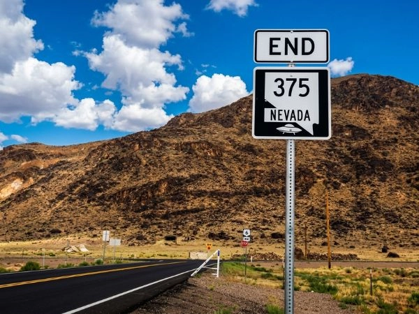 Percorrere la Nevada State Route 375 tra deserti e paesaggi del Nevada