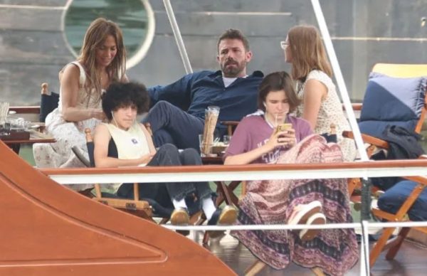 Jennifer Lopez e Ben Haffleck in crociera sulla Senna