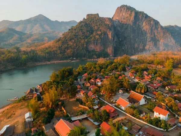 Esplorare il Laos tra templi, natura e cultura locale