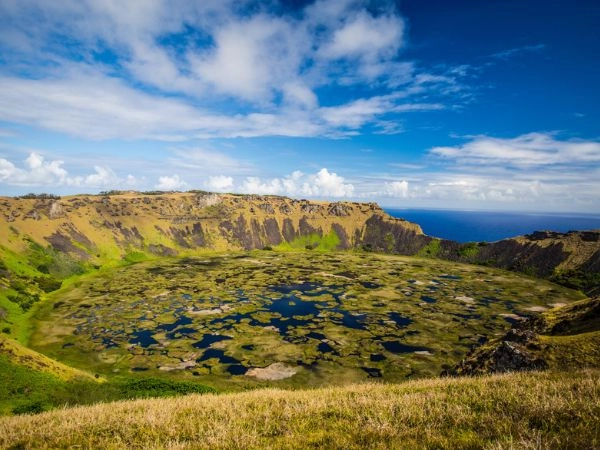 Ammirare Rano Kau, cratere vulcanico sull’Isola di Pasqua