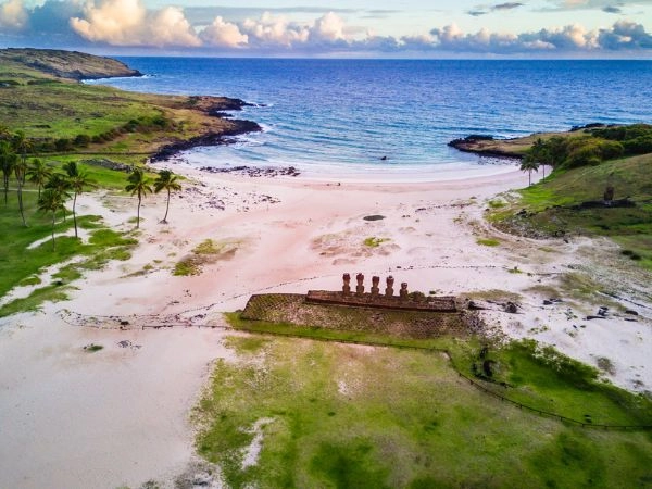 Scoprire Anakena tra spiagge, palme e moai dell’Isola di Pasqua