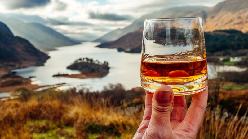 Whisky scozzese un’esperienza sensoriale tra aromi e panorami