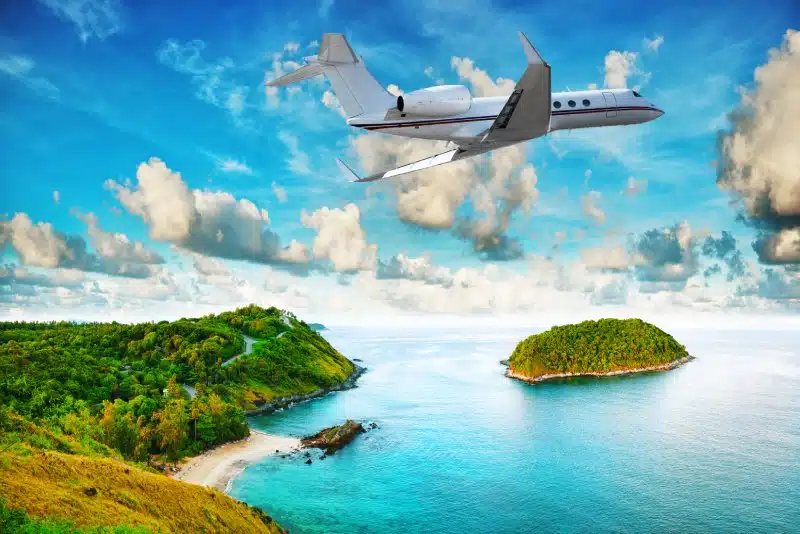 jet privato atterra su di un'isola