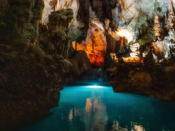 Ammirare le spettacolari formazioni calcaree delle Grotte di Jeita
