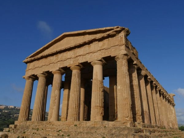 Ammirare il Tempio della Concordia tra le antiche rovine della Valle dei Templi