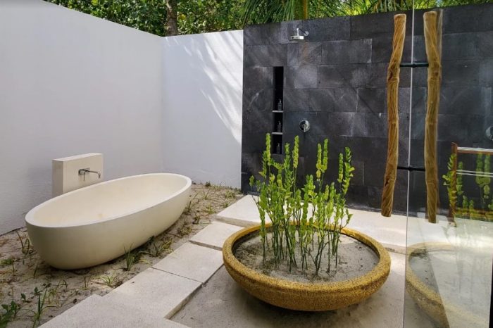 Il bagno all'aperto al resort Park Hyatt Maldive