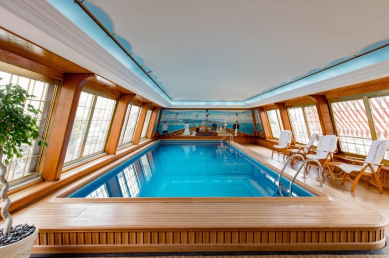 La piscina dell'hotel Le bristol a Parigi