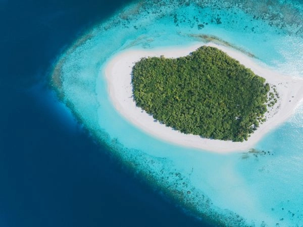 Navigare tra gli atolli dell’arcipelago delle Maldive e le sue acque cristalline