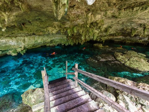 Nuotare e snorkeling nelle Cenote Dos Ojos a Quintana Roo, Messico