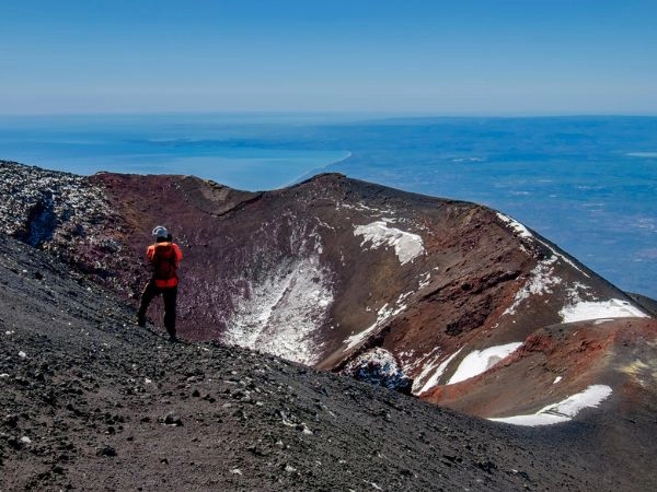 Raggiungere l’Etna tra crateri vulcanici e paesaggi lavici della Sicilia