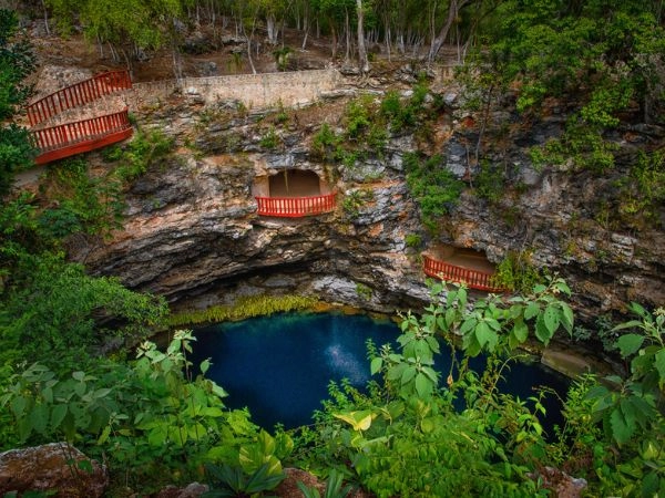 Vedere le Cenote Ecoturistico X-cajum con acqua cristallina blu. Messico, Yucatan