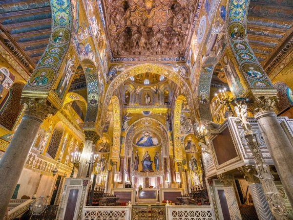 Visitare il Palazzo dei Normanni tra mosaici preziosi e architettura medievale