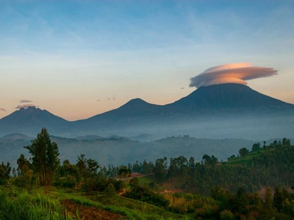 Raggiungere i Monti Virunga tra vulcani, foreste e paesaggi africani