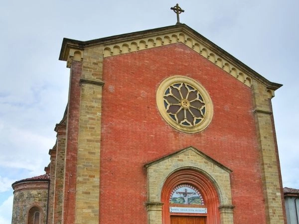 Ammirare la chiesa di Rivergaro tra architettura storica e scorci del borgo piacentino