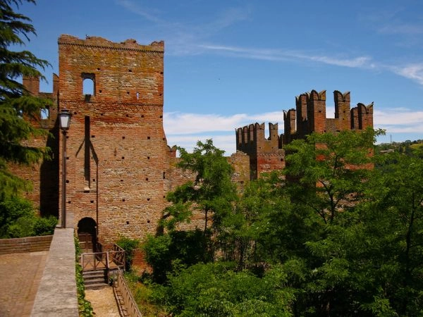Attraversare Castell’Arquato tra le mura della Rocca Viscontea e la Torre Farnese