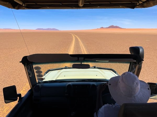 Attraversare la NamibRand Nature Reserve tra dune rosse e distese desertiche della Namibia