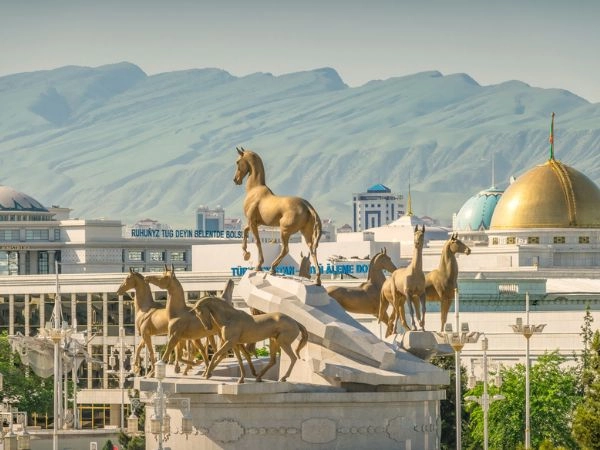 Esplorare Ashgabat tra architetture monumentali e cupole bianche marmoree
