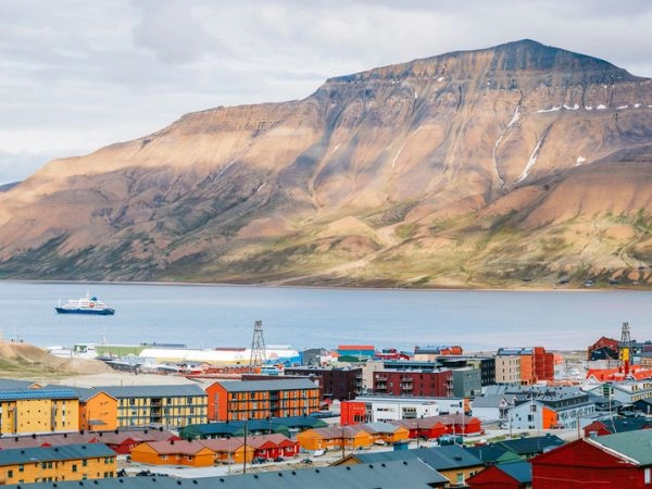 Esplorare Longyearbyen alle Svalbard tra case colorate e paesaggi artici norvegesi