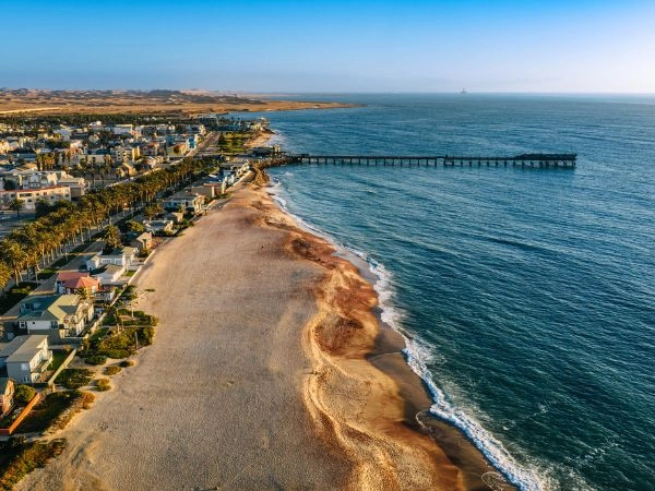 Esplorare Swakopmund tra architettura coloniale, oceano Atlantico e dune namibiane