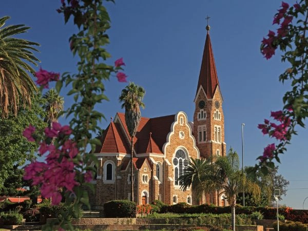 Esplorare Windhoek tra architettura coloniale, mercati locali e cultura namibiana