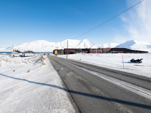 Percorrere la strada principale di Longyearbyen, tra case colorate e paesaggi artici