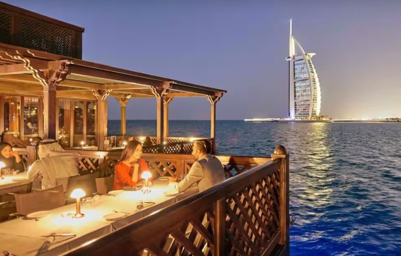 Terrazza-di-un-ristorante-a-Dubai-con-vista-sul-Burj-Al-Arab