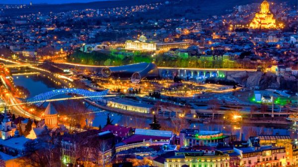 Visitare Tbilisi viaggio su rotaia treno di lusso