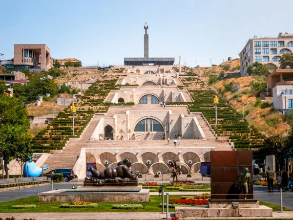 Vedere Yerevan dalla Cascata, una scalinata monumentale in pietra calcarea