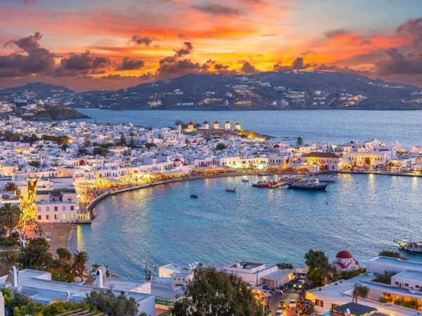 passare la notte nei leggendari club sulla spiaggia di Mykonos