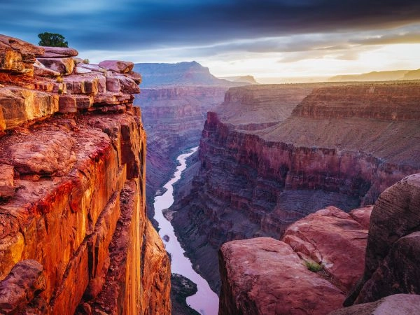 Attraversare il Grand Canyon tra gole rocciose e panorami spettacolari del Colorado River