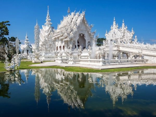 Ammirare il Tempio Bianco di Chiang Rai tra decorazioni artistiche e dettagli scintillanti
